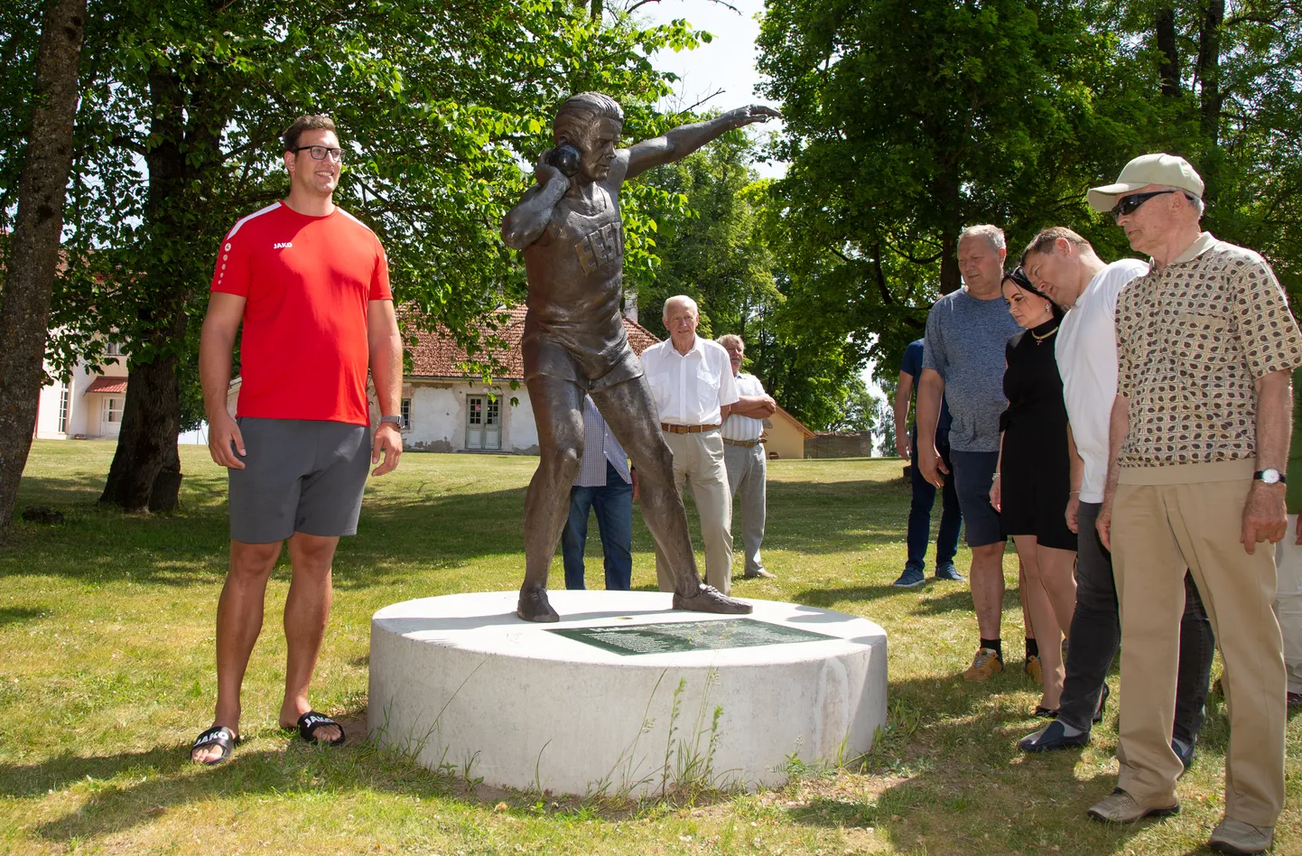 2023. aasta juunis käis Heino Lipule tema samba juures Maidlas koos teistega austust avaldamas sloveenist kettaheite maailmameister ja praeguseks ka Euroopa meister Kristjan Ceh (vasakul), kes on nüüd üks favoriite Pariisi olümpiamängudel, milleks ta valmistus viimasel nädalal Ida-Virumaal.