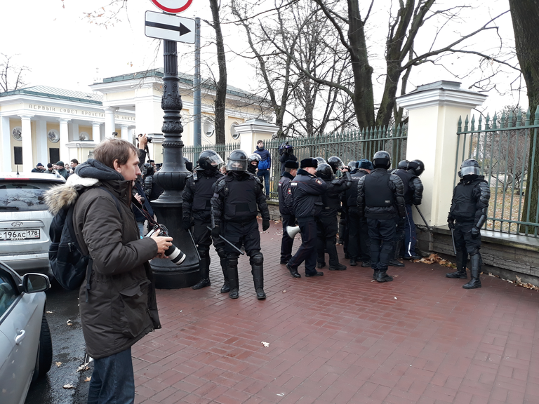 Peterburi politsei meeleavaldajat arreteerimas.