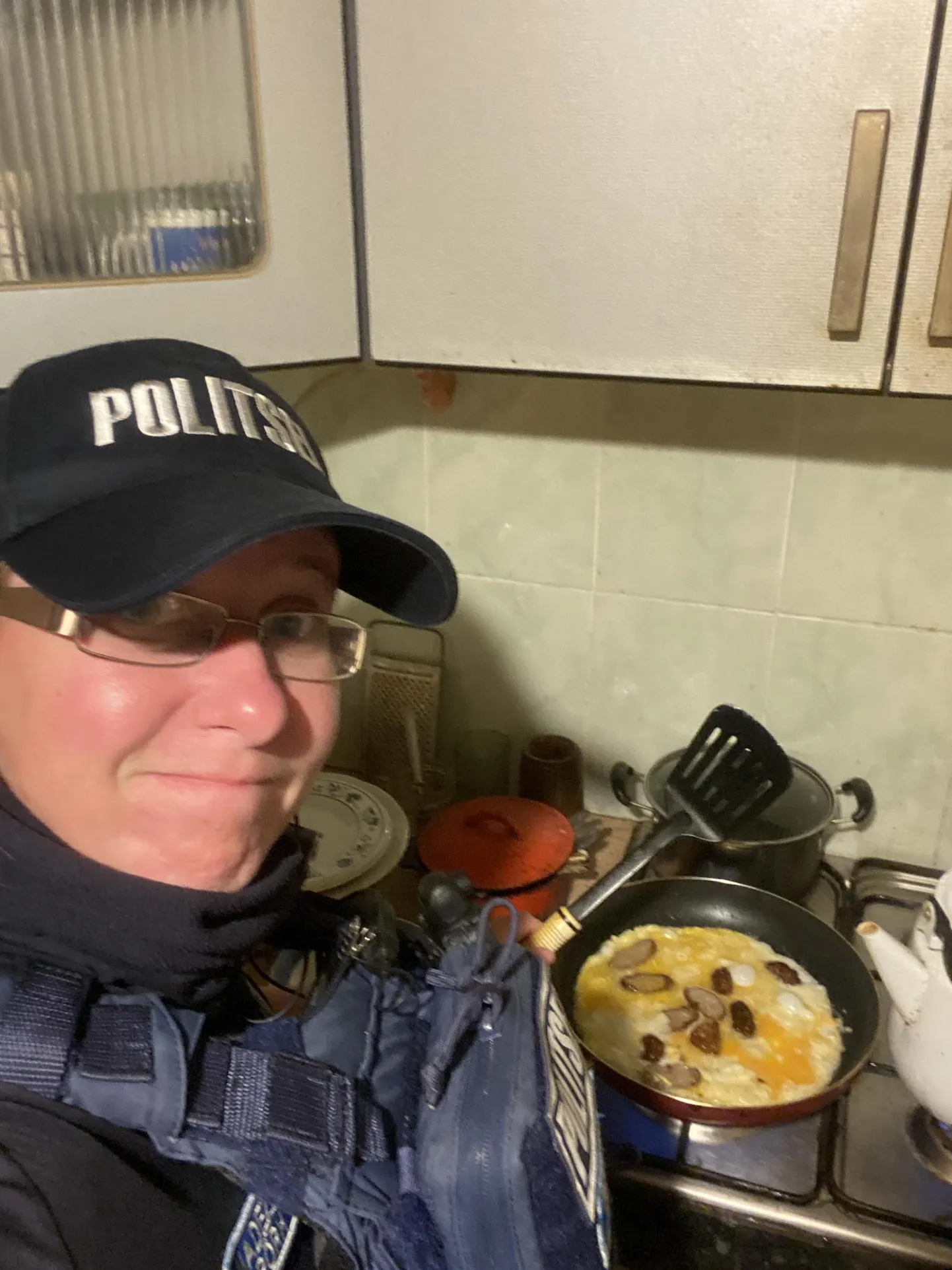 Narva patrullpolitseinik tegi abivajajale omletti.