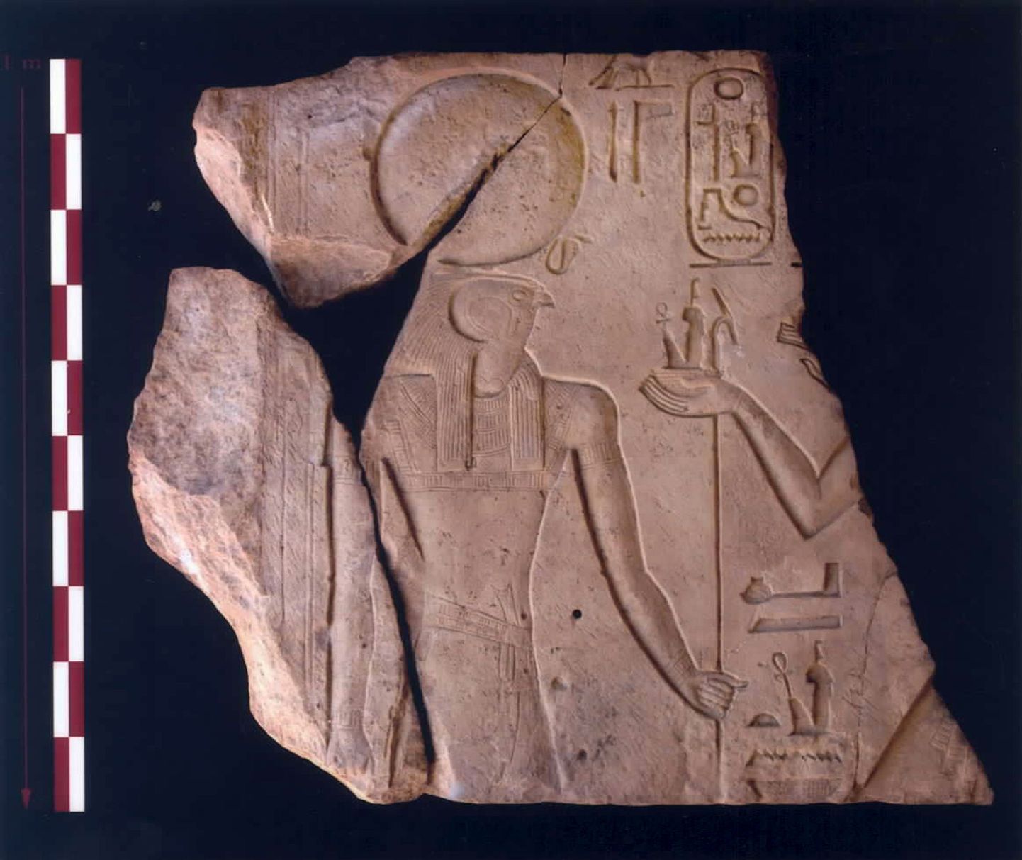 Tharust leitud kiviplaat, mis kirjeldab, et tegemist on Horuse nime kandva sõjatee algusega