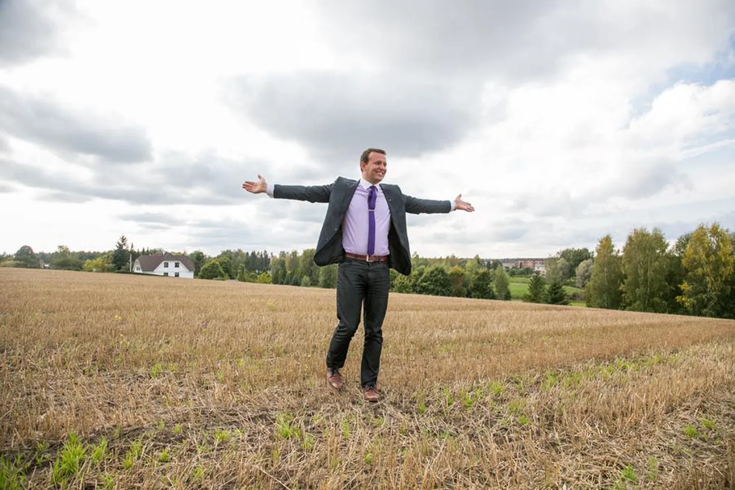 Väätsa vallavanem Lauri Läänemets näitab, kuhu aasta pärast tasub tulla inimestel, kes soovivad endale  kodu ehitada, sest müüki läheb 17 krunti.