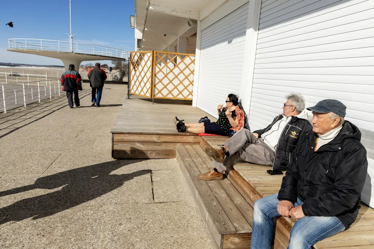 Päevitajad Pärnu rannahoone seina ääres.