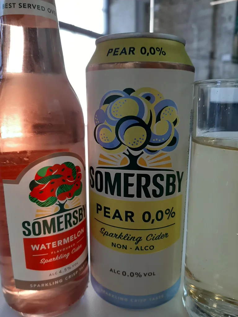 Vesimeloni ja pirni Somersbyd.