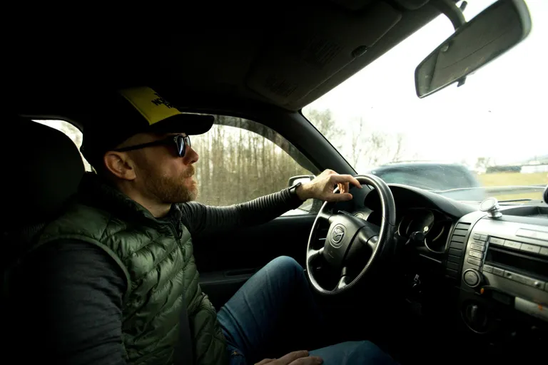 Ettevõtja Sten Tikk viib Ukraina võitlejatele vajaminevaid autosid.