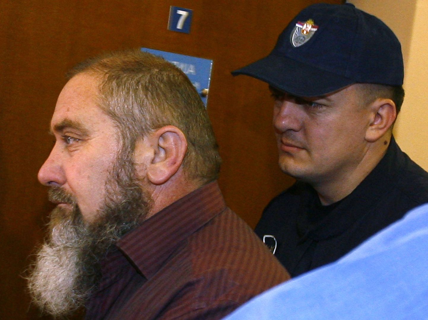 Damir Dokic (vasakul) kohtusse siirdumas.