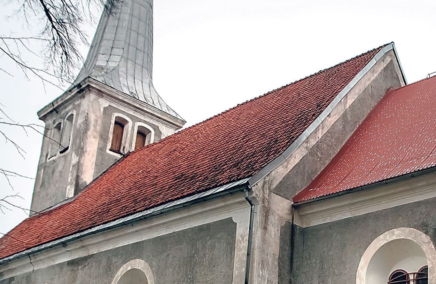 Audru kiriku pikihoone katus on kaetud kividega, kooripealne aga plekiga, vesi sadas läbi katuse ja kellatorni vahelisest liitekohast.