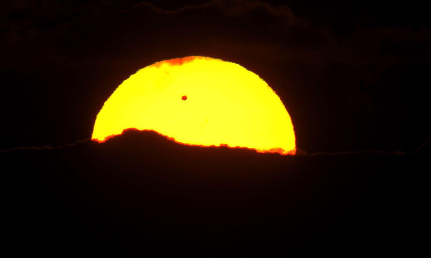 Planeet Veenus on praegu pärast päikeseloojangut väga hele.