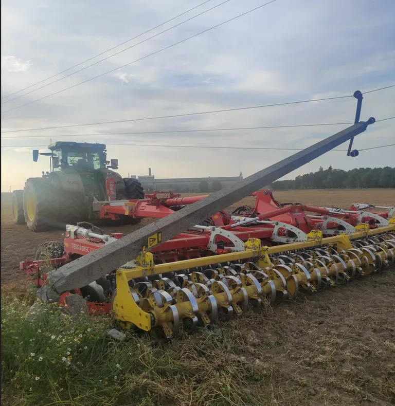 Kui on tekkinud selline olukord, on esialgu kõige turvalisem jääda traktorisse ja võtta ühendust päästeametiga 112 või helistada Elektrilevi rikketelefonil 1343.