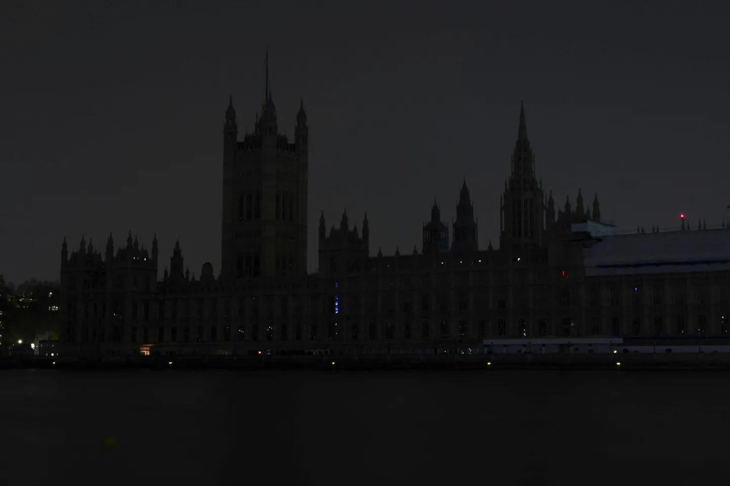 Briti parlament pimendatuna Maa Tunni ajal.