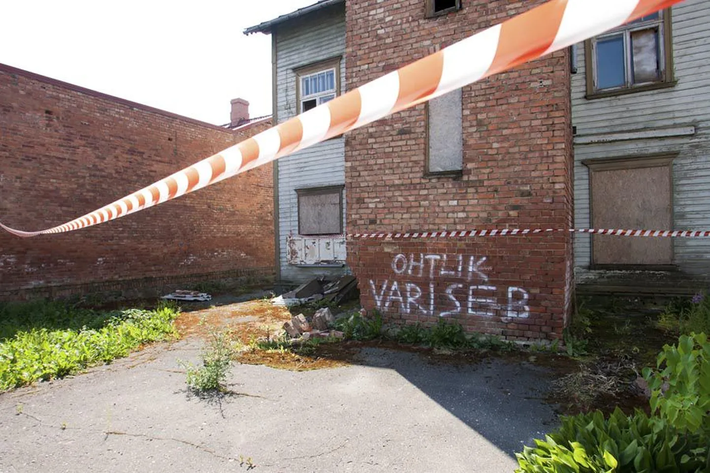 Kui varem jäi varisemisohtlikuks muutunud tühi maja Rubiini kino varju, siis pärast tolle lammutamist paistab lobudik linna peaväljakul ja Arkaadia aias jalutajatele kenasti kätte.