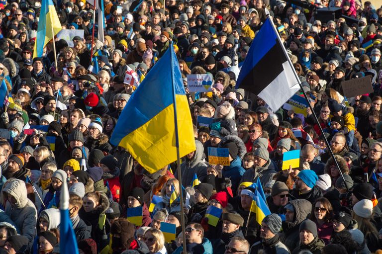Kogunemine Ukraina toetuseks 26. veebruaril 2022 Tallinnas Vabaduse väljakul. Massilisi rahvakogunemisi toimub paljudes Euroopa linnades.
