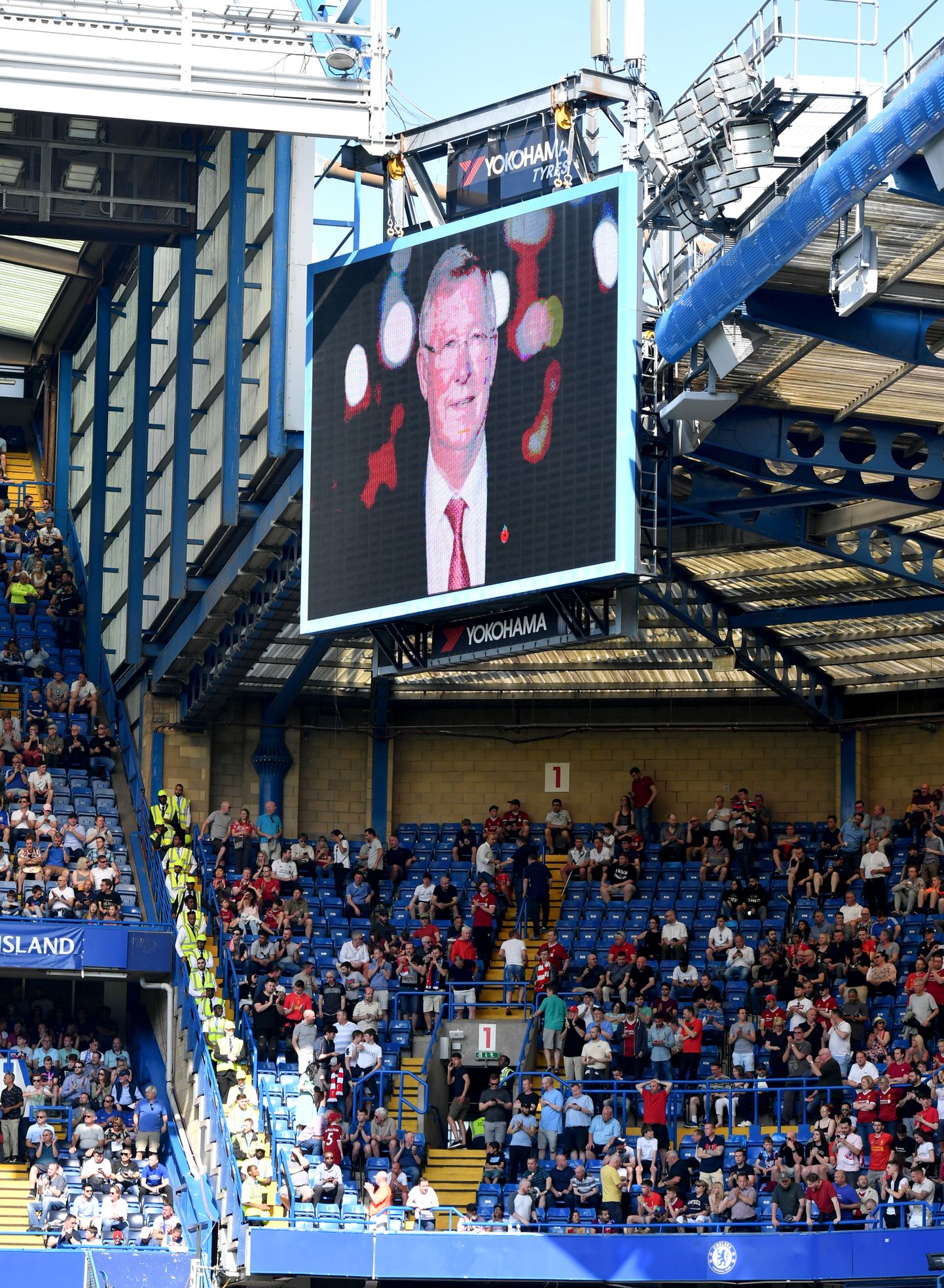 Chelsea - Liverpool kohtumise eel avaldati Stamford Bridge'i staadionil laupäeval insuldi saanud Sir Alex Fergusonile.