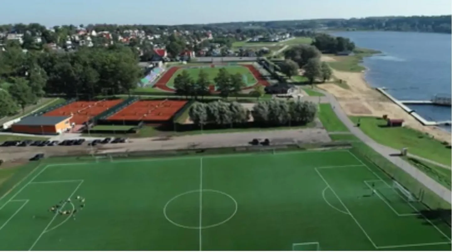 Kuvatõmmis videost, mis kirjeldab sportimisvõimalusi Viljandi järve ääres.