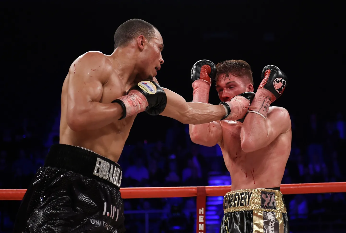 Nick Blackwell (paremal) matšis Chris Ubanekiga. See jäi Blackwelli elu viimaseks võitluseks poksiringis.