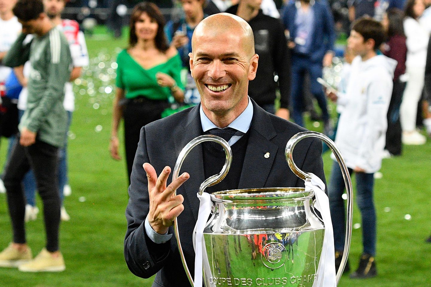 Zinedine Zidane poseerib pärast Liverpooli üle võetud 3:1 võidu Meistrite liiga võidukarikaga.