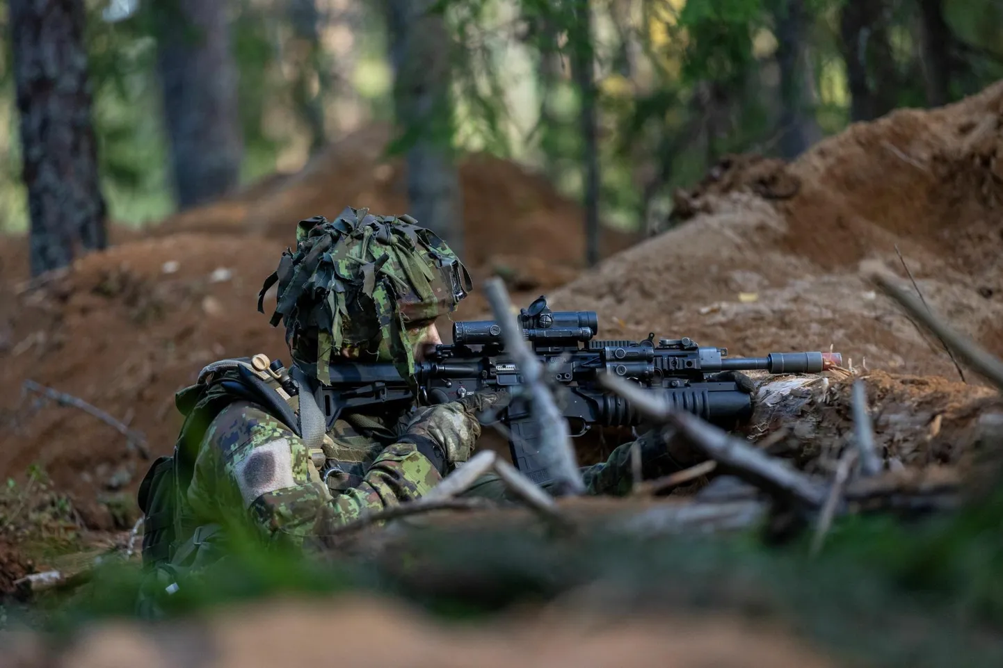 Scoutspataljoni sõdur kaevikuliini vallutamise järel ala julgestamas.