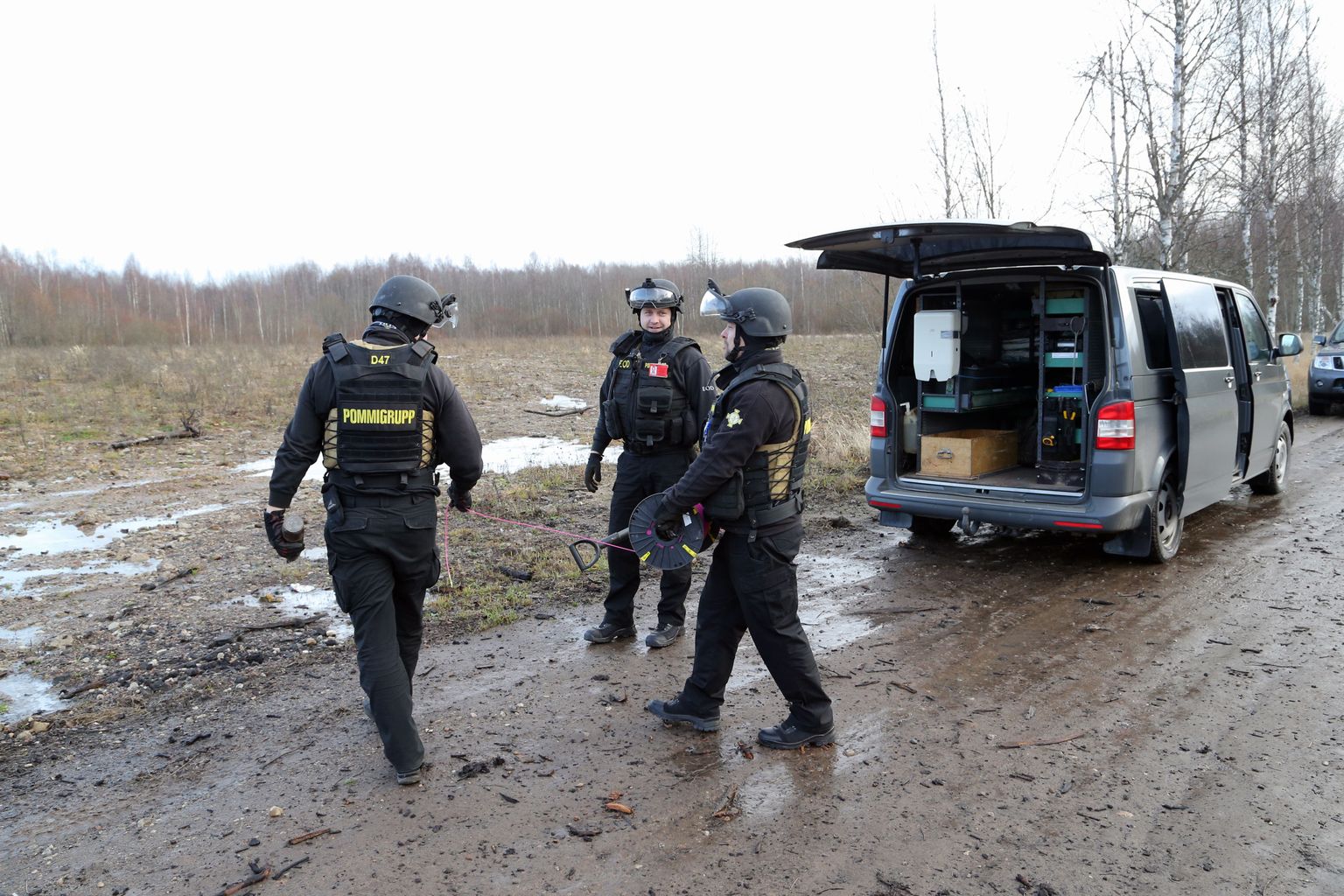 Lõuna-Eesti pommirühma demineerijad Kaukko Kiisk (vasakult), Veikko Allik ja Sergei Rozkov demonstreerisid eile lõuna ajal Kardla karjääris, kuidas tehakse kahjutuks lõhkekehi.