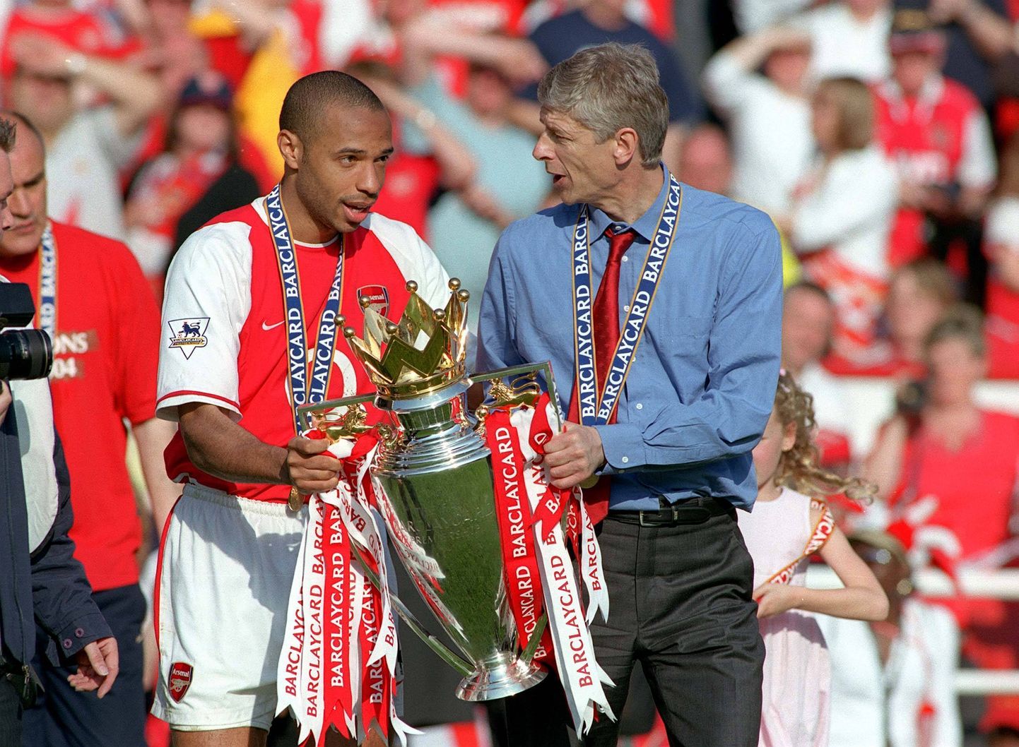 Londoni Arsenali jalgpalliklubi krooniti 2004. aastal Inglismaa meistriks. Pildil toonane peatreener Arsene Wenger ja ründaja Thierry Henry.