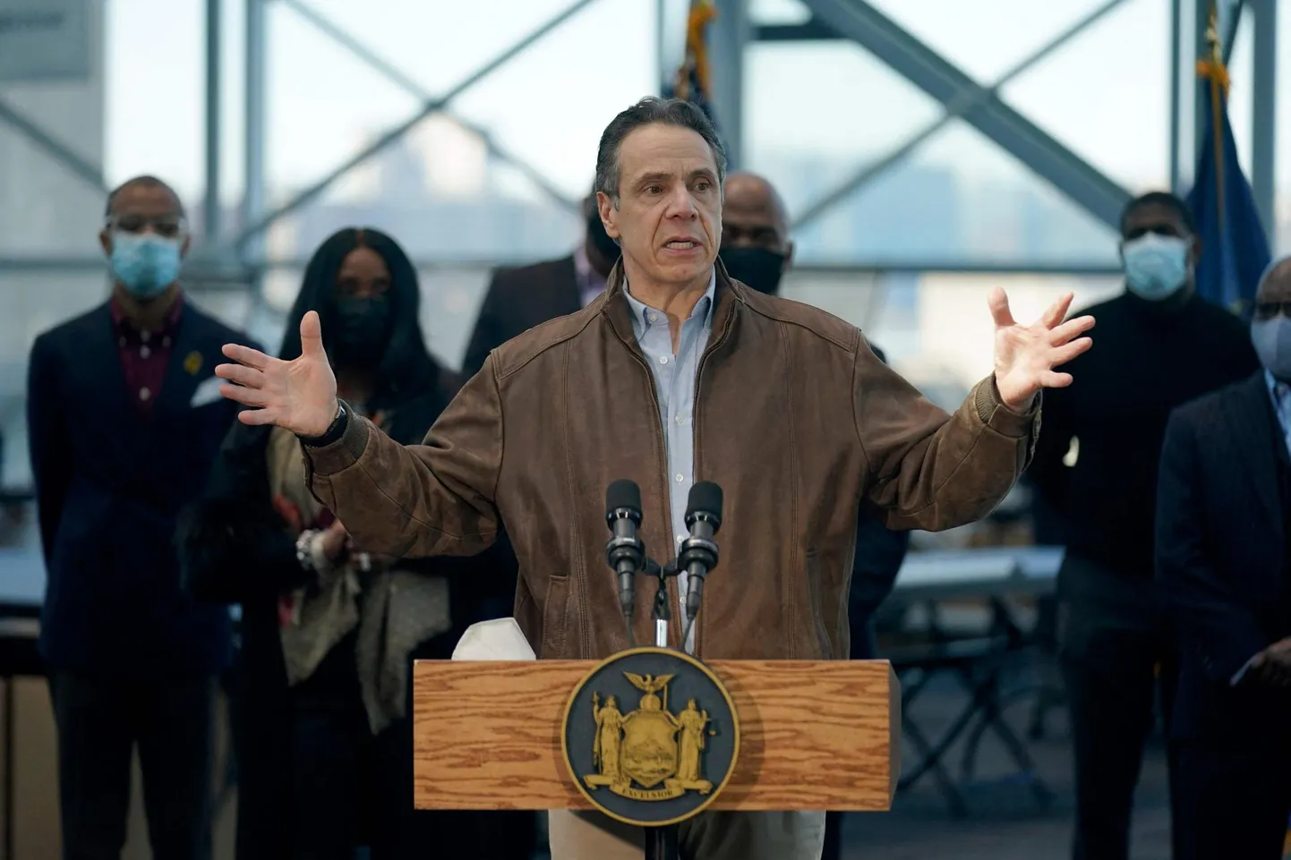 New Yorgi kuberner Andrew Cuomo vaktsineerimiskeskuses kõnet pidamas.
