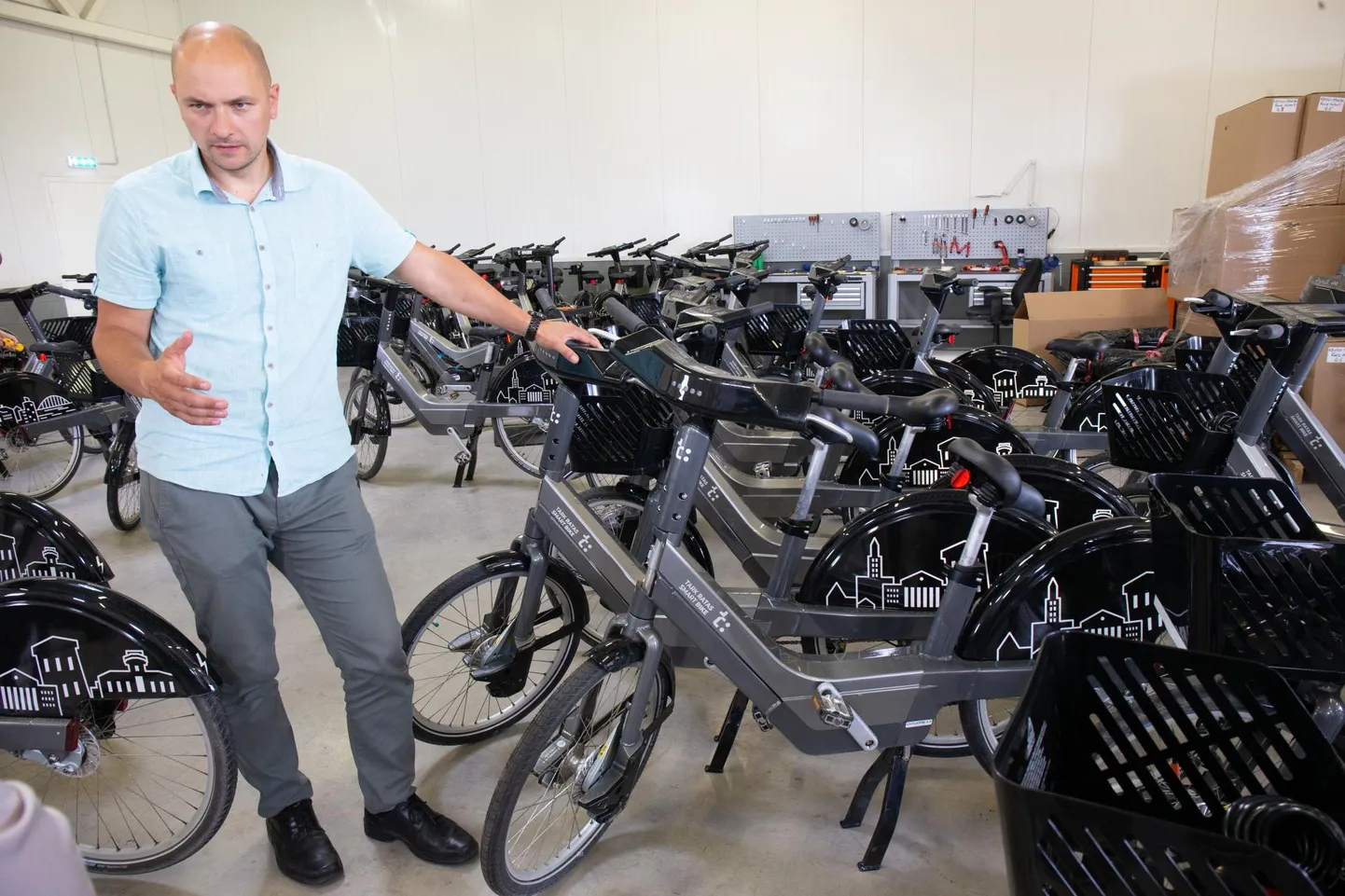 Tartu linna­transpordi juht Roman Meeksa ringlusrataste töökojas.