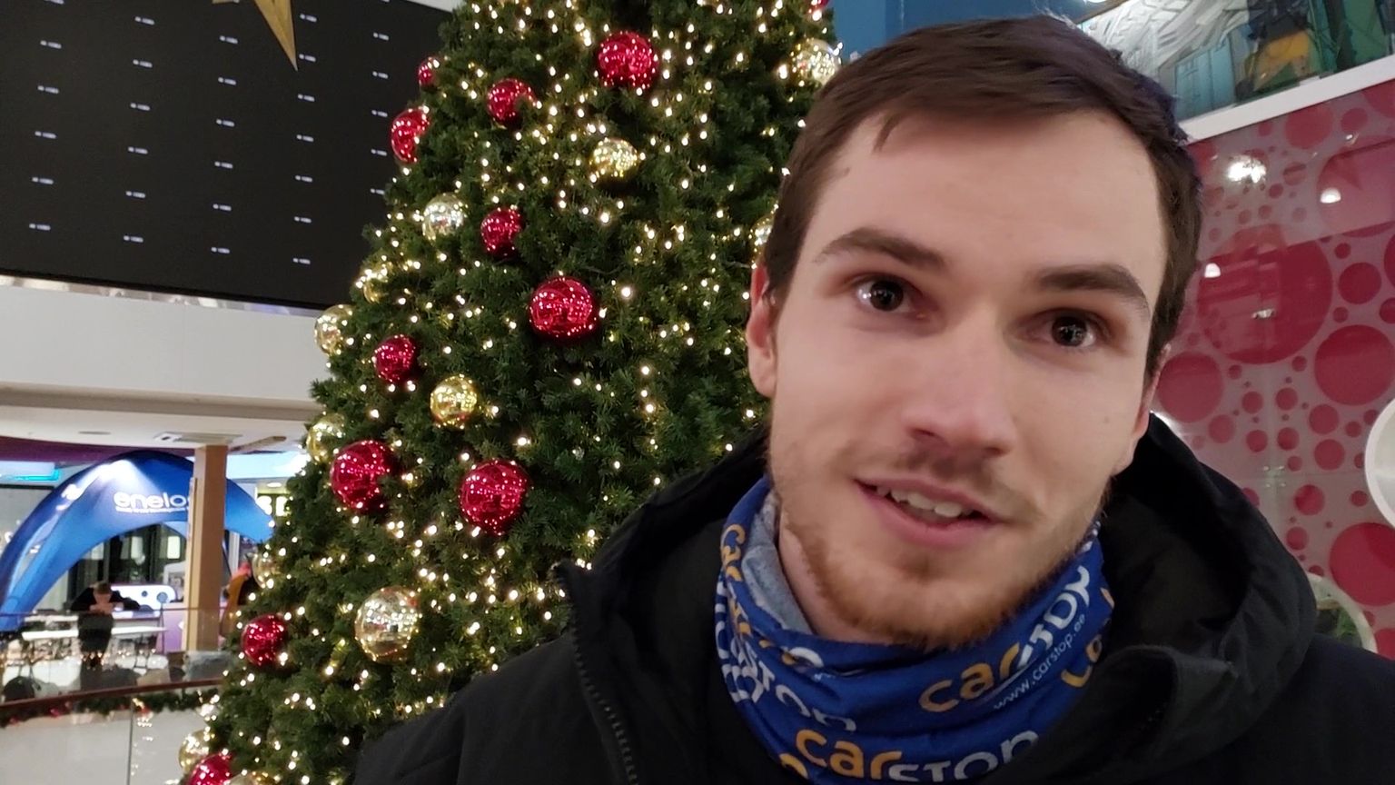 Денис Шалкаускас получил за победу в забеге призовые денежные чеки рядом с рождественской елью в центре "Astri".
