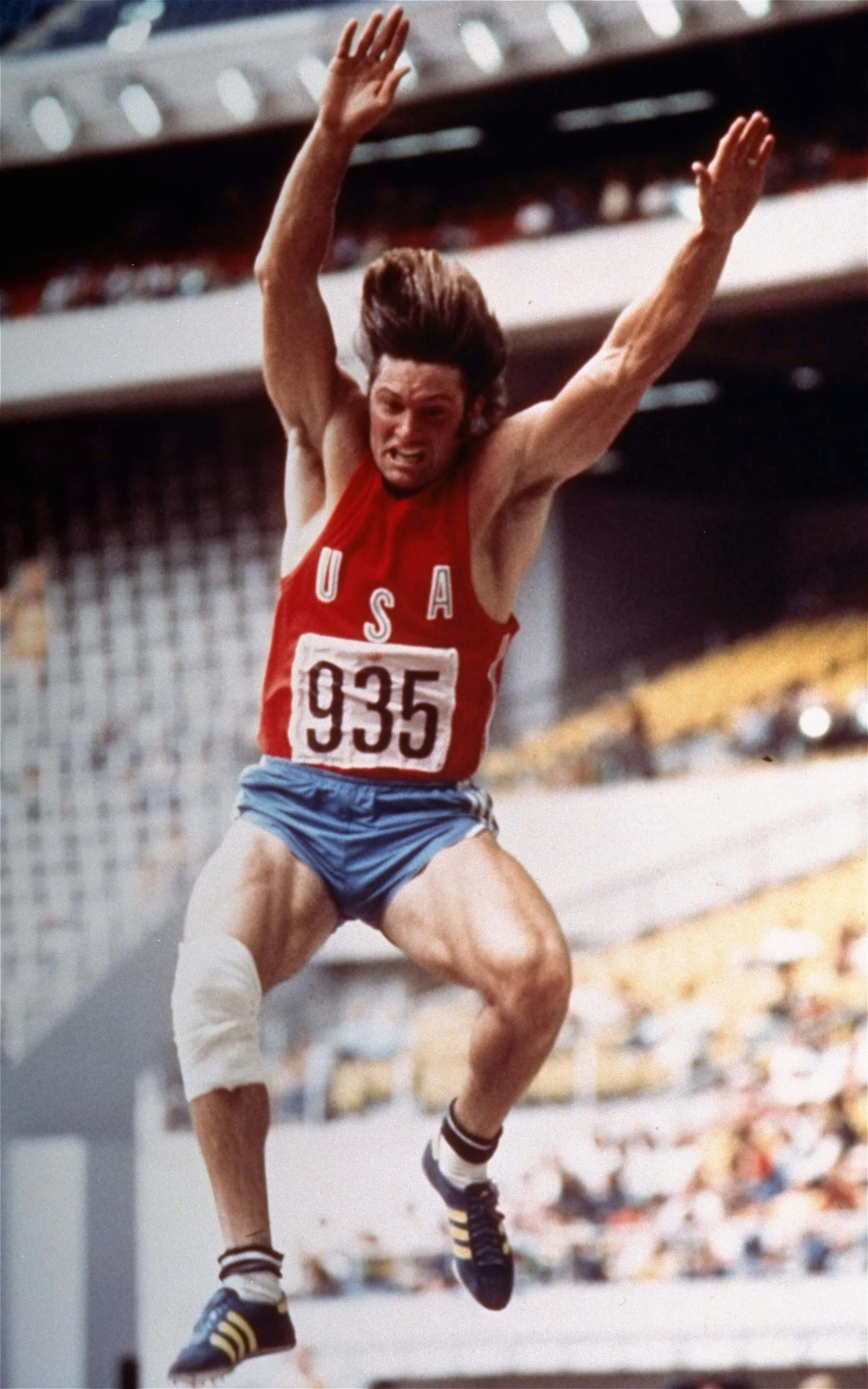 1976. gada vasaras olimpiskās spēles Monreālā, Kanādā. Fotogrāfijā iemūžināts Dženera lēciens kādā no desmitcīņas disciplīnām.