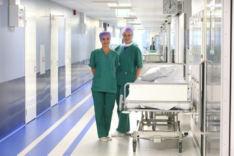Operatsiooniõed Olga Gerassimova ja Signe Liblik ulatavad õige instrumendi kirurgile juba enne, kui ta küsida jõuab. Nad on osalenud peaaegu kõigil kopsusiirdamistel. «Töötada koos niisuguste operatsiooniõdedega on kirurgile suur provileeg,» leiab kopsusiirdaja Tanel Laisaar.
