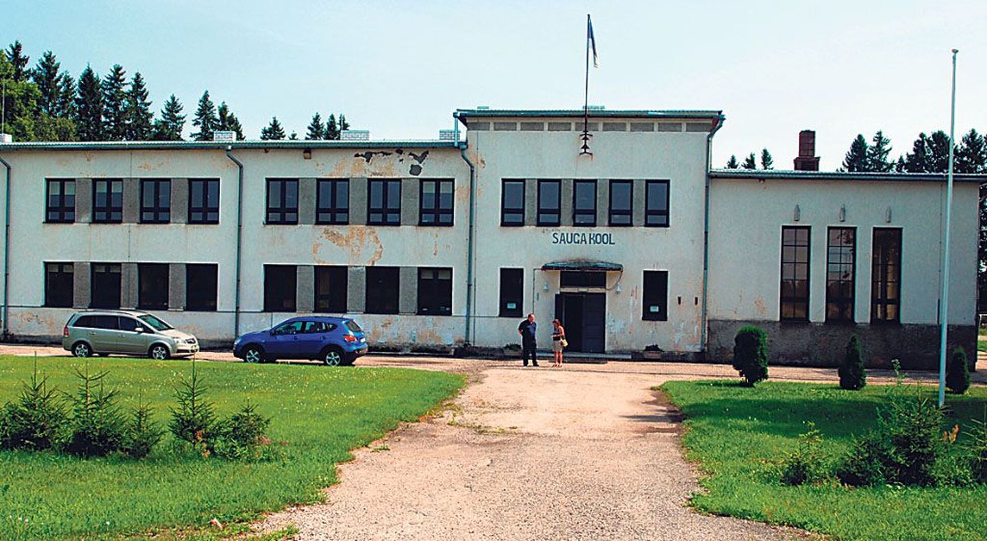 Praegune kivist Sauga põhikooli hoone valmis 1938. aastal.