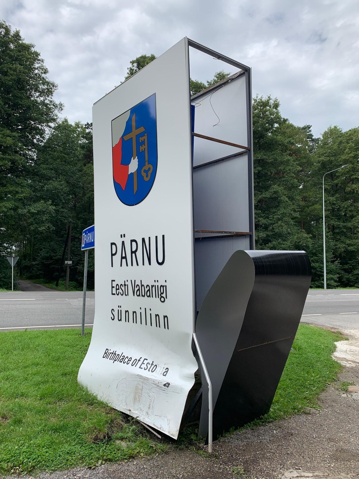Pärnu linnapiiri märk sõideti möödunud nädalal lömmi.