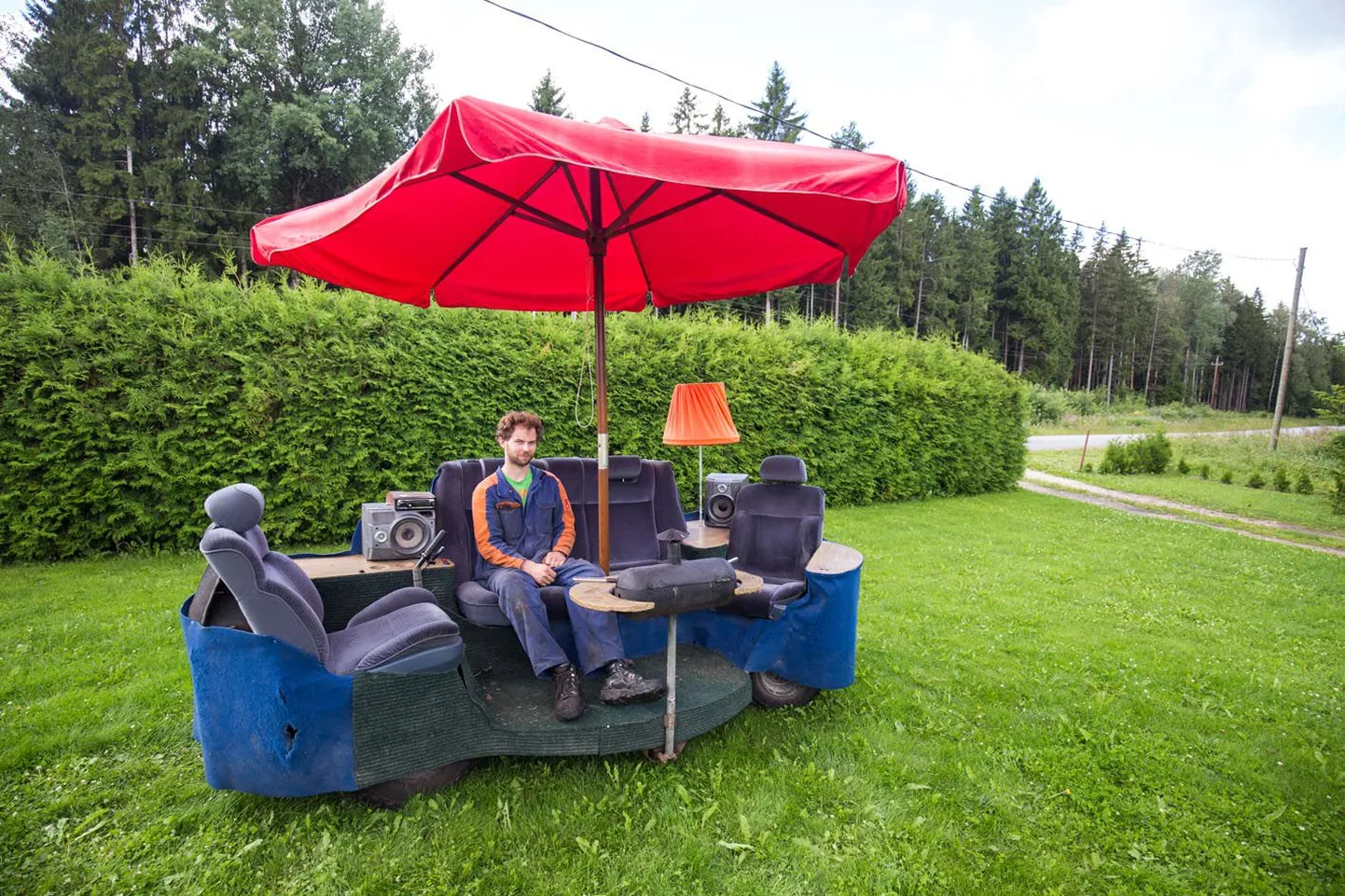 Meistrimees Lauri Lina ja tema valmistatud iseliikuv diivan. Külgedelt vaipkattega kaetud iseliikuva diivani kiirus võib küündida päris suureks, kuid see pole kogu asja eesmärk. Pigem ikka «grill ja chill».