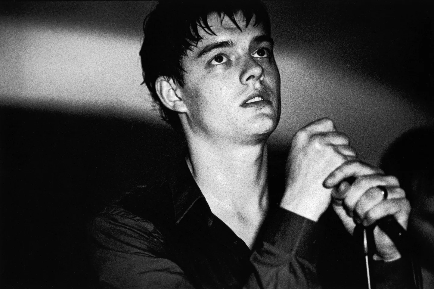 Sam Riley kehastamas ansambli Joy Division lauljat, Ian Curtist.