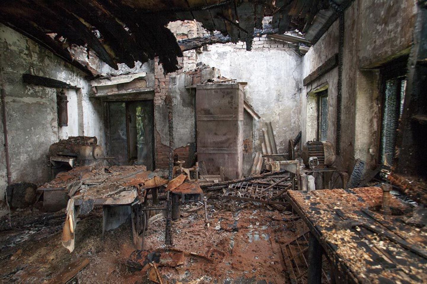 Puidutöö­kojana kasutatud vana hoone tiib sai tules tugevaid kahjustusi.