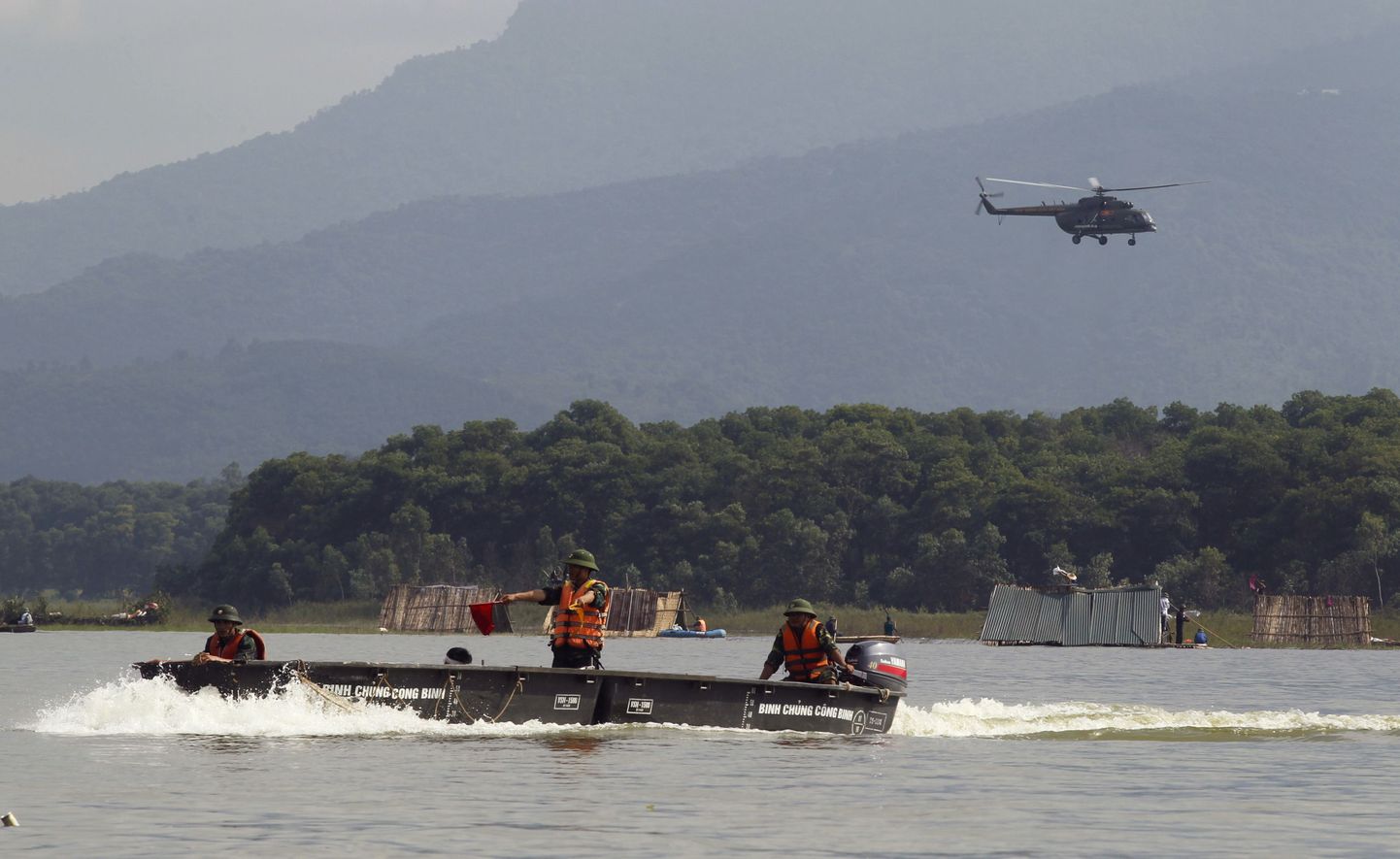 Vietnami sõjaväelased ja humanitaarabiga helikopter üleujutatud piirkondades.
