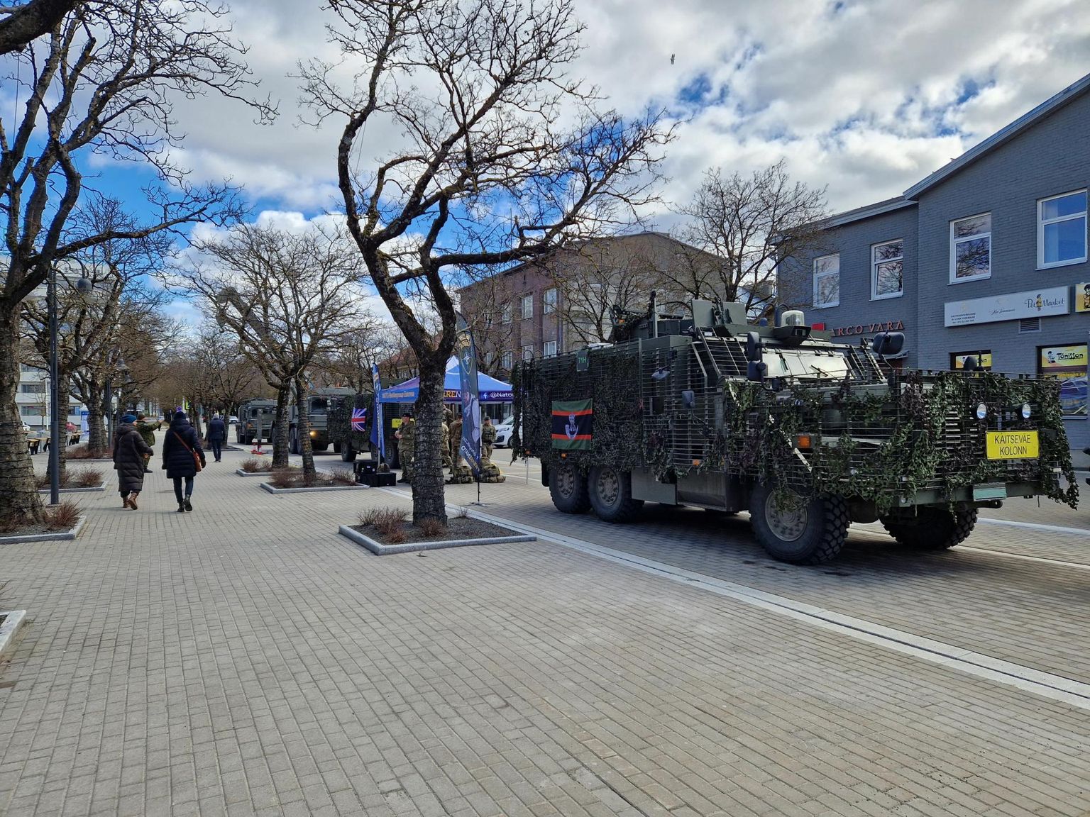 NATO lahingugrupi soomusmasinad Pärnus Iseseisvuse väljakul.