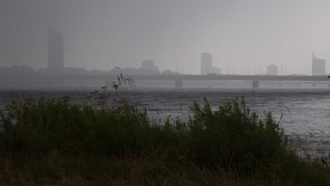 Piektdien daudzviet gaidāms īslaicīgs lietus, ducinās pērkons