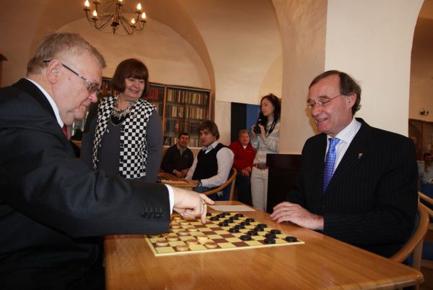 Эдгар Сависаар и президент Международной ассоциации шашек Харри Оттен