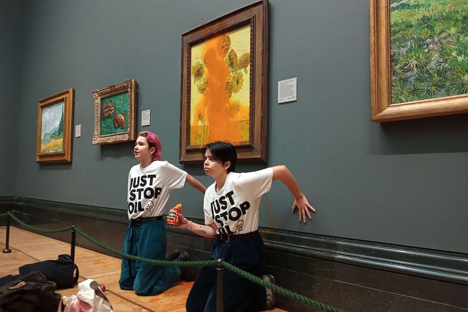 Protestiliikumise Just Stop Oil aktivistid valasid Londonis Vincent vam Goghi maali üle tomatisupiga. Siin, nagu teadaolevalt ka teistes maale puudutanud protestiaktsioonides, ükski kunstiteos päriselt kahjustada ei saanud.