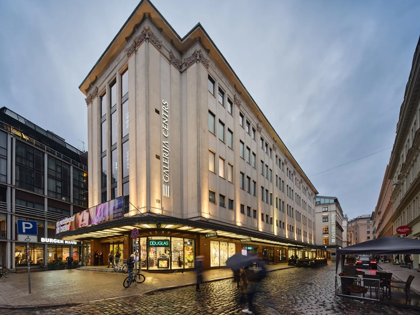 Tirdzniecības centrs Vecrīgā "Galerija Centrs".