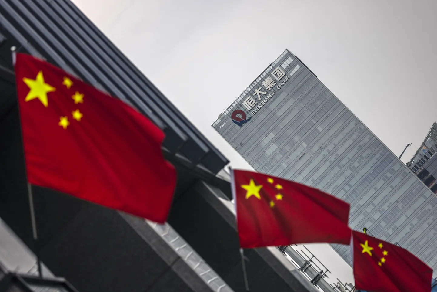Hiina lipud Evergrande kontori ees.