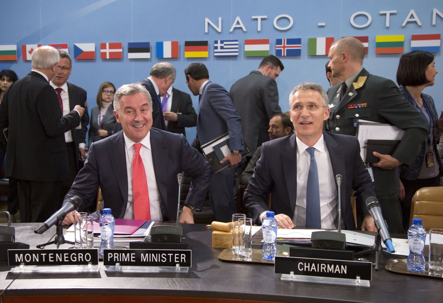 NATO peasekretär Jens Stoltenberg (paremal) ja Montenegro peaminister Milo Dukanovic täna kohtumisel NATO peakontoris Brüsselis.