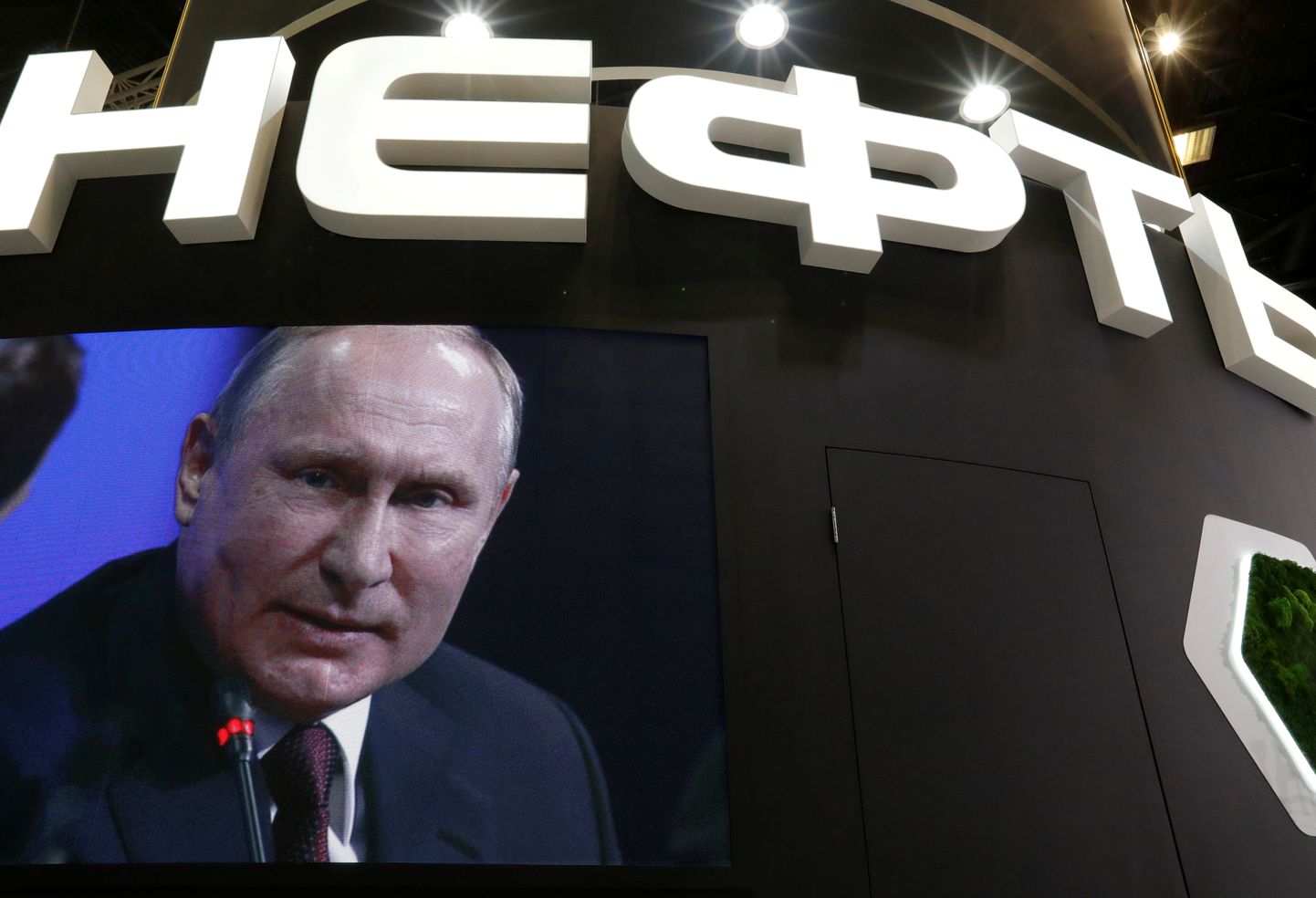 Venemaa president Vladimir Putin rääkimas 25. mail 2018 Rosnefti konverentsil Peterburis, taustaks NAFTA.