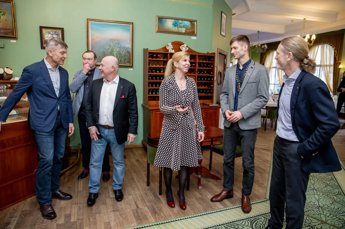 Café Grandis on koolisõitja Dina Ellermanniga jutuhoos (paremal) Pärnu Rotary klubi president Kristjan Puusild ja Maria talu peremees Enn Rand. Vasakul vestlevad koosoleku eel rotariaanid Urmas Rahnel, Ivo Aulik ja Peeter Volkov.
