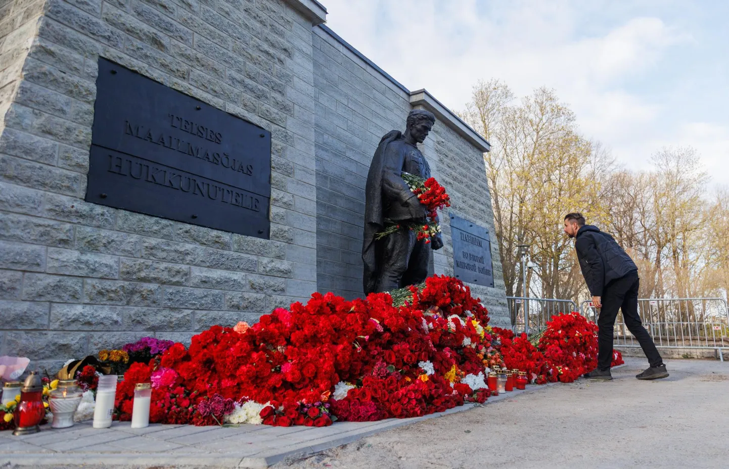 Pronkssõdur Tallinnas kaitseväe kalmistul oli juba eile õhtul punastesse nelkidesse mattunud.
