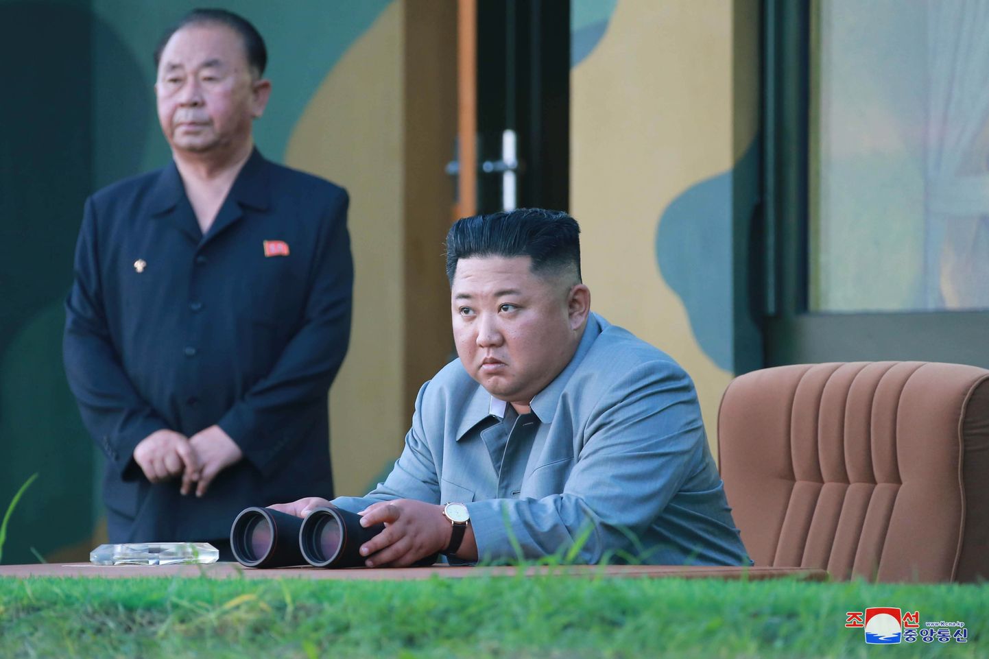 Kim Jong-un raketikatsetust jälgimas.