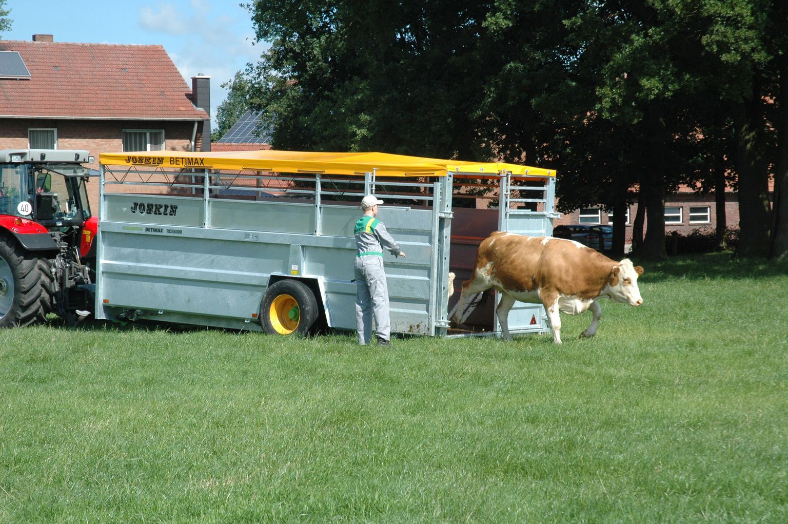 Ajakohane loomaveohaagis on turvaline ja mugav, et loomi ühest kohast teise transportida.