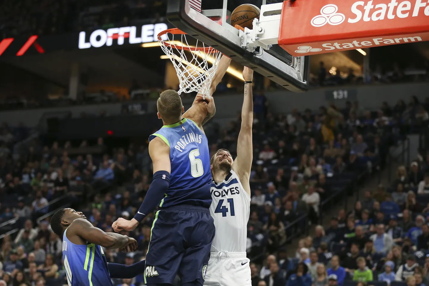 Kristaps Porzingis (number 6).