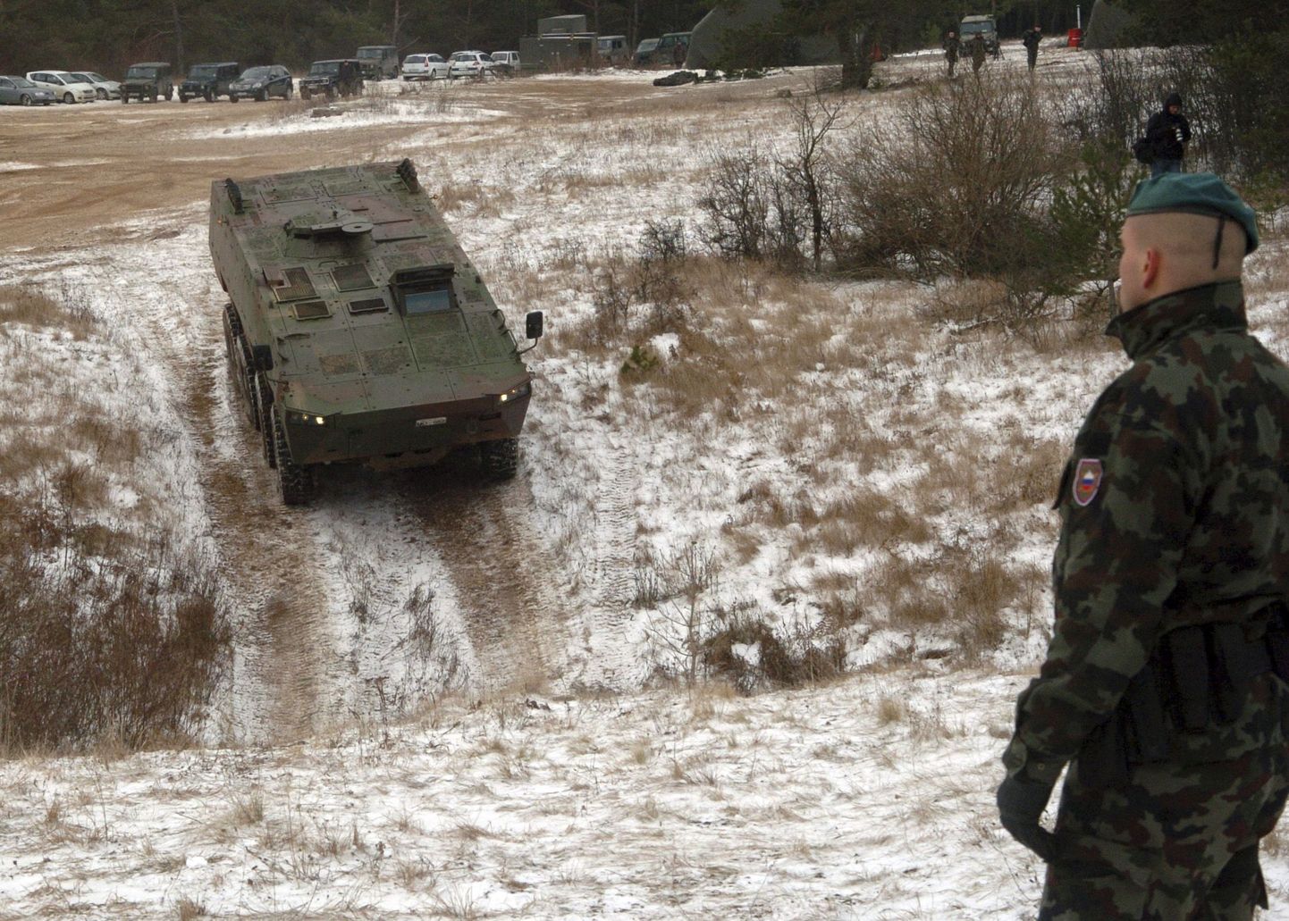 Sloveenia sõdur jälgib Soome firmas Patria valmistatud soomukit Postojna polügonil.