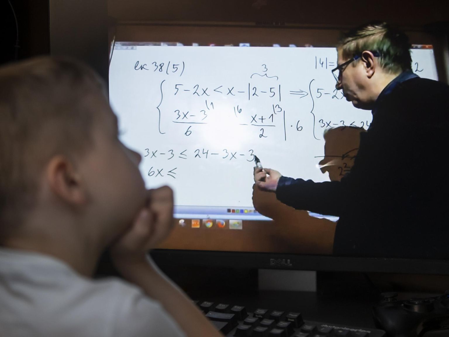 Loo keskkooli matemaatikaõpetaja Allar Veelmaa viis eilsest klassitunnid üle Facebooki, kus õpilased saavad reaalajas küsimusi esitada.