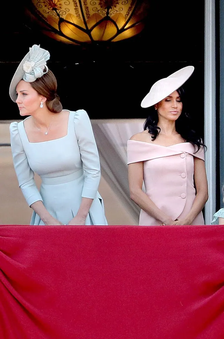 Kate Middleton kandmas helesinist kleiti, olles kuningliku pereliikme musternäidis, samal ajal, kui Meghan Markle'i kleit paljastas ta õlad, mis on etiketi kohaselt sobimatu.