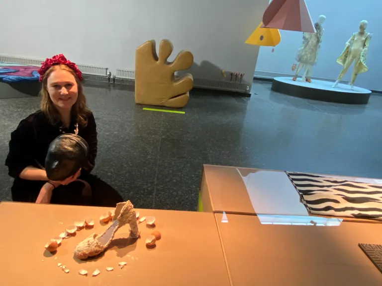 Berlin Design Weeki raames disaininäitus “Next – Young European Design” Berliini tarbekunstimuuseumis. Eestit esindasid 25.04-26.05 väljas oleval näitusel Riina Õun, Kärt Ojavee ja Mikk MeelakFotol Riina Õun oma munakoortest kingaga
